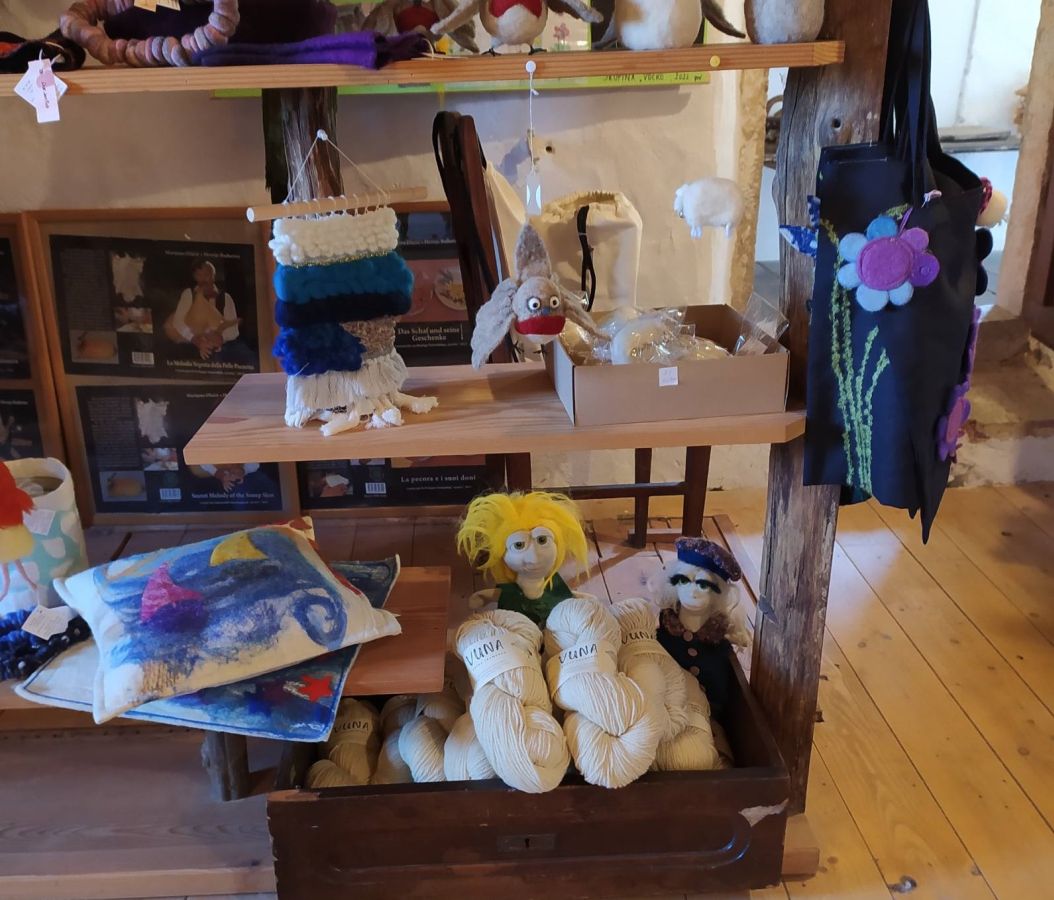 Prodaja krčke pređe u Muzeju ovčarstva na Cresu 